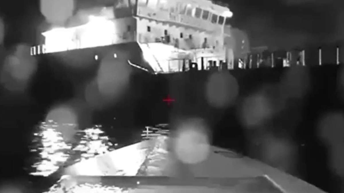 En esta imagen tomada de un video, un drone marino ucraniano se acerca para impactarse contra un buque cisterna ruso en el Mar Negro