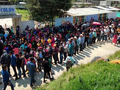 Municipios rurales de Puebla registran largas filas para participar en consulta
