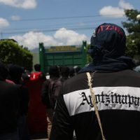 Normalistas intensifican protestas: lanzan petardos y estrellan vehículo en cuartel militar
