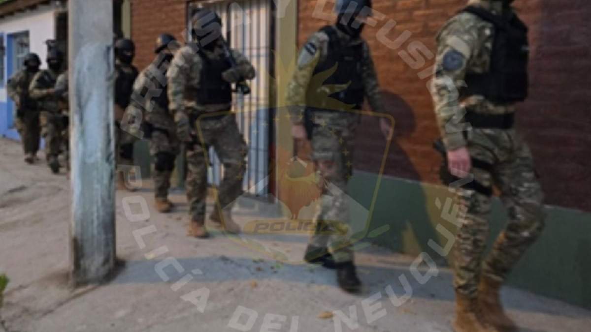 Efectivos del GEOP durante uno de los allanamientos. Fuente (Policía de Neuquén)