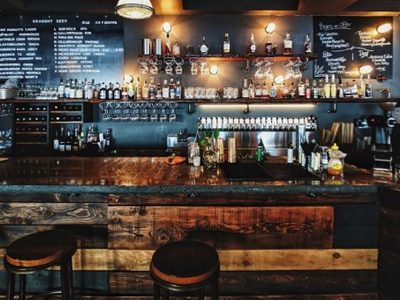 Las grandes cerveceras ayudan a los bares en la reapertura