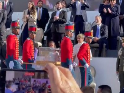 Polémica en Colombia al no levantarse el rey Felipe VI al paso de la espada de Bolívar (Video)