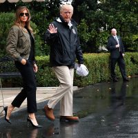 Al mal tiempo… los tacones y gafas de Melania Trump