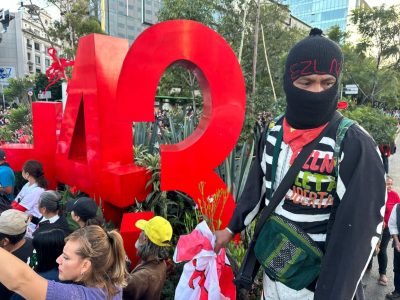 Encapuchados hacen destrozos durante la marcha por la desaparición de los 43 de Ayotzinapa (Videos)
