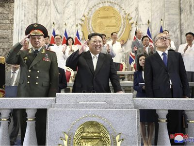 Militares rusos y chinos acompañan a líder norcoreano Kim en desfile militar con misiles