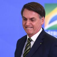Video: Bolsonaro alzó a un hombre con enanismo porque creyó que era un niño