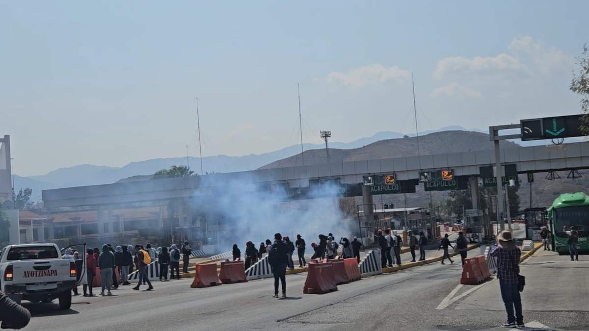 Protesta de normalistas en la caseta Palo Blanco de la autopista del Sol para exigir justicia por el crimen de Marco Antonio Suástegui