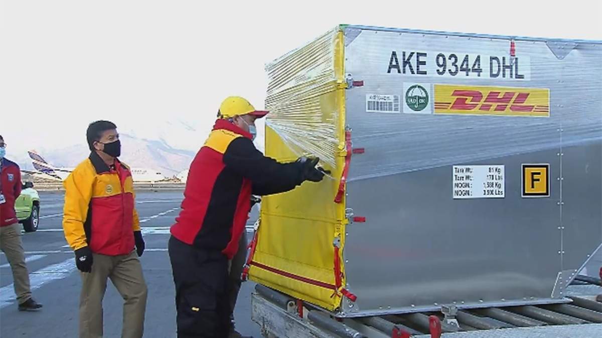 El primer lote de vacunas contra el coronavirus que llegó a Chile. Fuente: (Twitter)