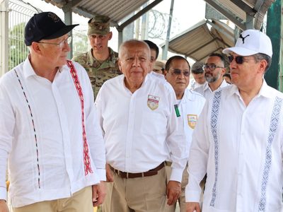 Ken Salazar supervisa flujo migratorio en la frontera sur de México