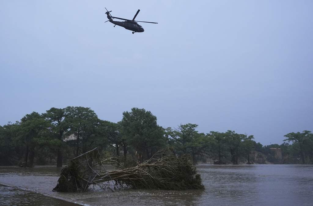 Un helicóptero sobrevuela el río Guadalupe después de que una inundación repentina arrasara el área, el viernes 4 de julio de 2025, en Kerrville, Texas