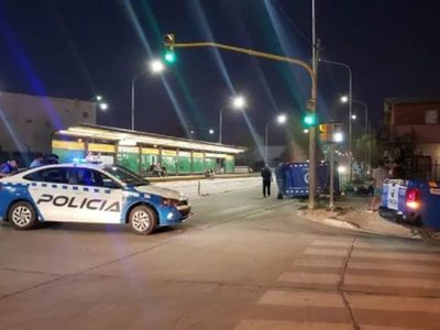 Un motociclista murió al embestir a una mujer