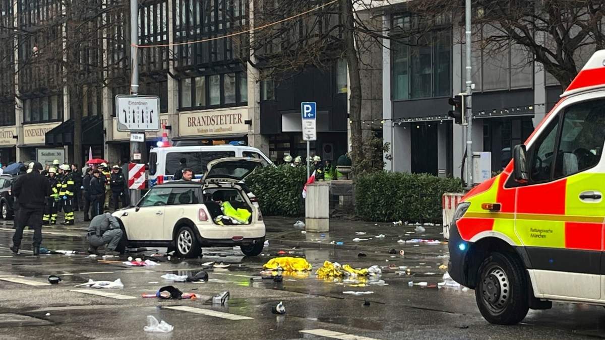 Trabajadores de emergencia asisten en el lugar donde un conductor atropelló a un grupo de personas en Múnich, Alemania, el jueves 13 de febrero de 2025