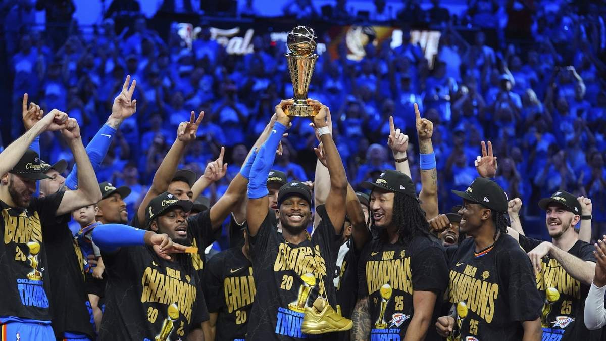 Shai Gilgeous-Alexander del Thunder de Oklahoma City alza el trofeo que proclama campeón de la NBA a su equipo