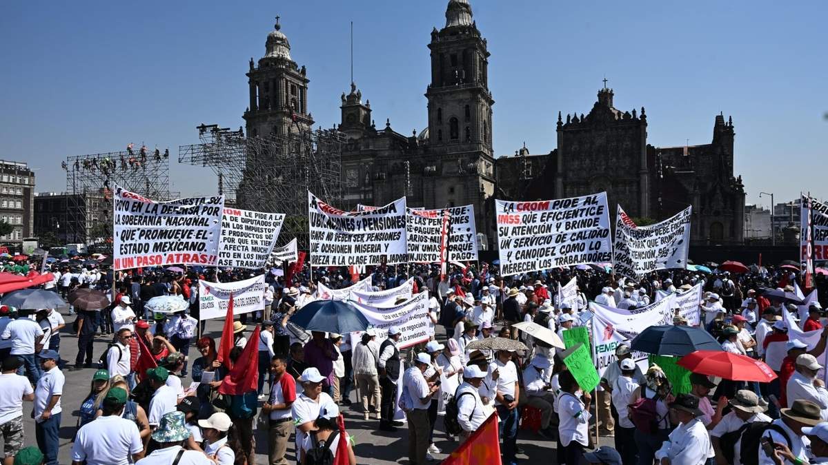 Integrantes de la CNTE participaron en la marcha por el Día del Trabajo
