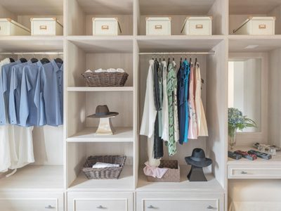 Los trucos para guardar tu ropa y ahorrar espacio en el placard y los cajones
