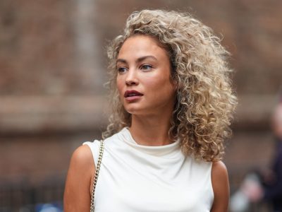 Lo que los peluqueros no cuentan: el truco natural para que tus rizos crezcan mucho más rápido