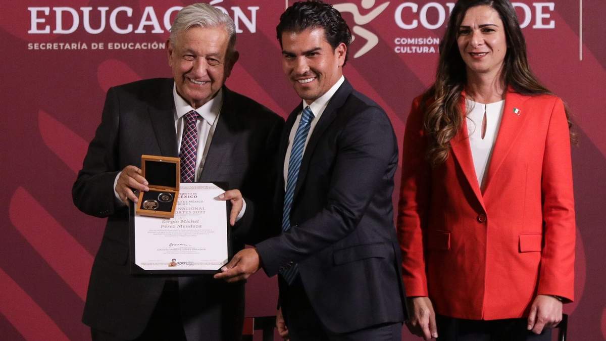 Antonio Pérez Mendoza recibió el premio a nombre de su hermano, "Checo" Pérez