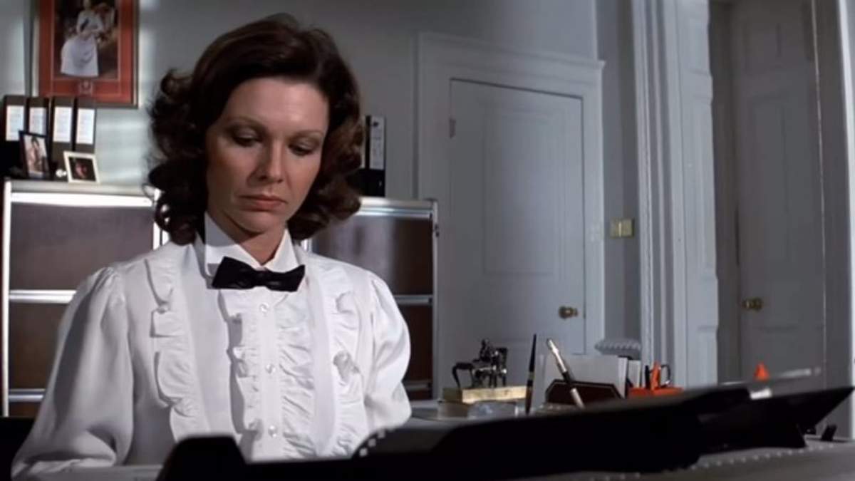 Pamela Salem, actriz conocida por su papel de Moneypenny en la película de James Bond Nunca digas nunca jamás