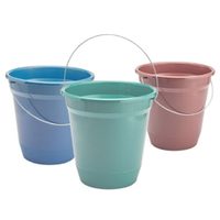 Si tenés en casa algún balde roto, no lo tires: creá esta maceta para plantas de interior gigante y vintage