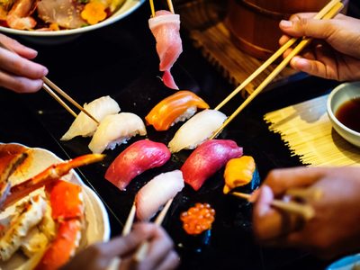 Tremendo invento en Japón: crearon unos palillos que modifican el sabor de la comida