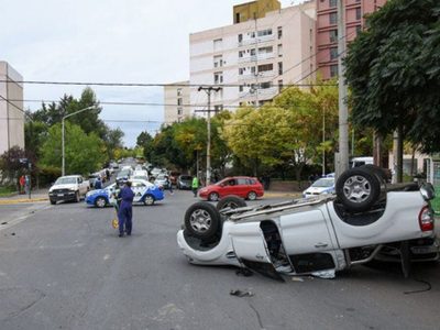En pleno centro de Neuquén Capital, tuvo lugar un brutal choque