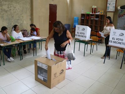 El presidente Noboa y su rival de izquierda González miden fuerzas en las elecciones de Ecuador