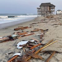 Tormenta tropical “Ernesto” causa fuertes oleajes en costa este de EU