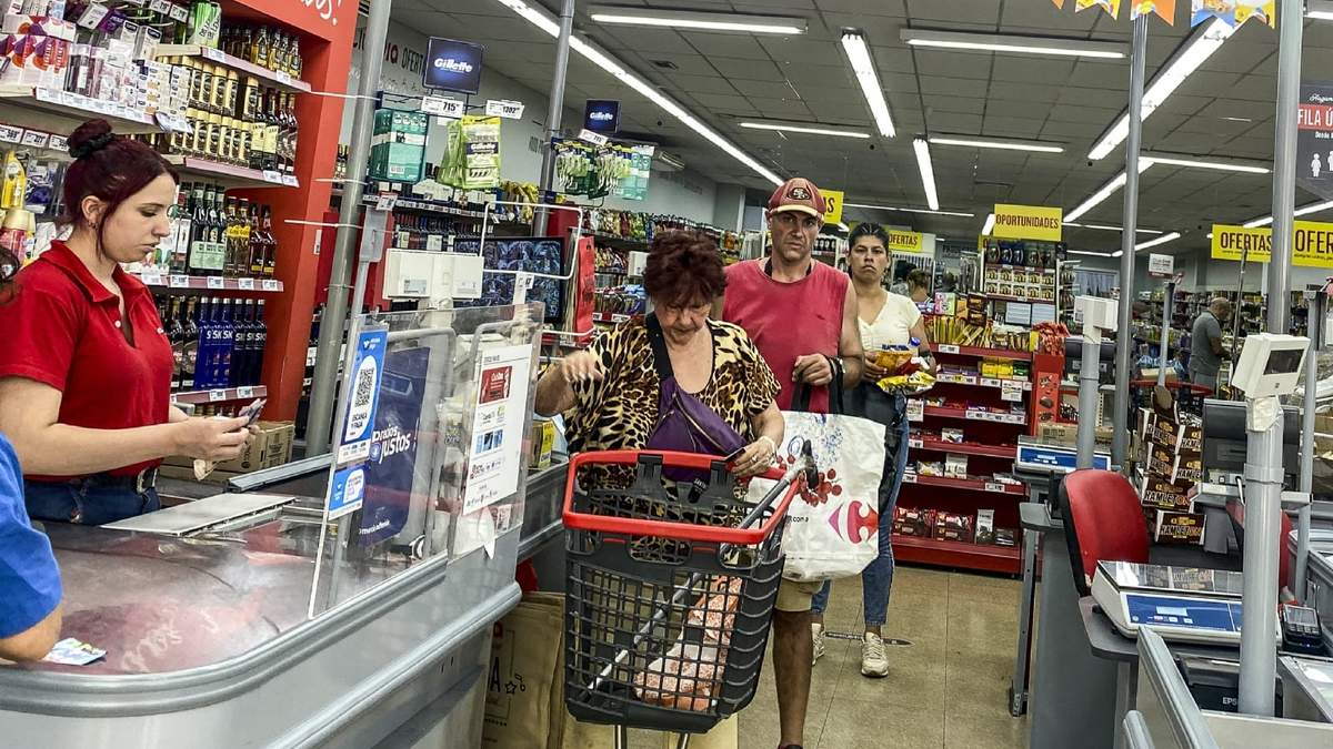 Los empleados de comercio tienen algunos de los salarios más altos. Fuente: (X)