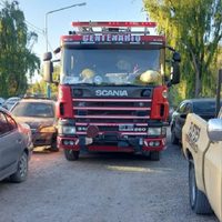 Bomberos de Centenario no llegaron a un incendio en el balneario por los vehículos mal estacionados