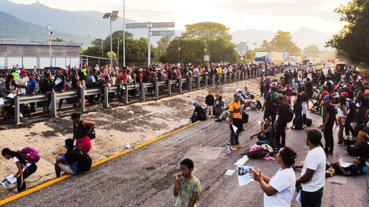 Migrantes mantienen un bloqueo a la altura del CAITF, un centro aduanal y migratorio