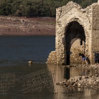 Turismo de la sequía: los antiguos edificios que afloran en España atraen cada vez a más visitantes