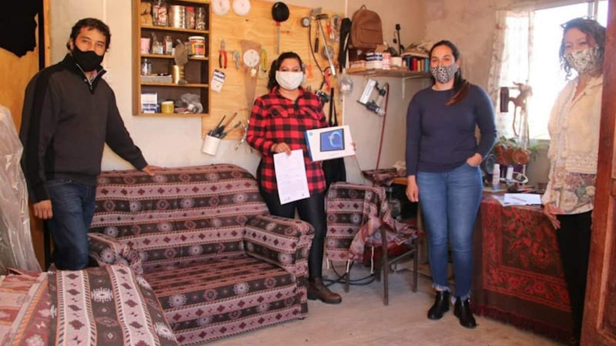 Emprendedora zapalina recibiendo la tablet por parte del intendente y funcionarios municipales. Fuente: (Twitter).