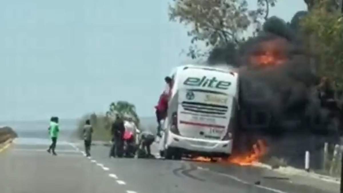 Pasajeros escapan del autobús en llamas