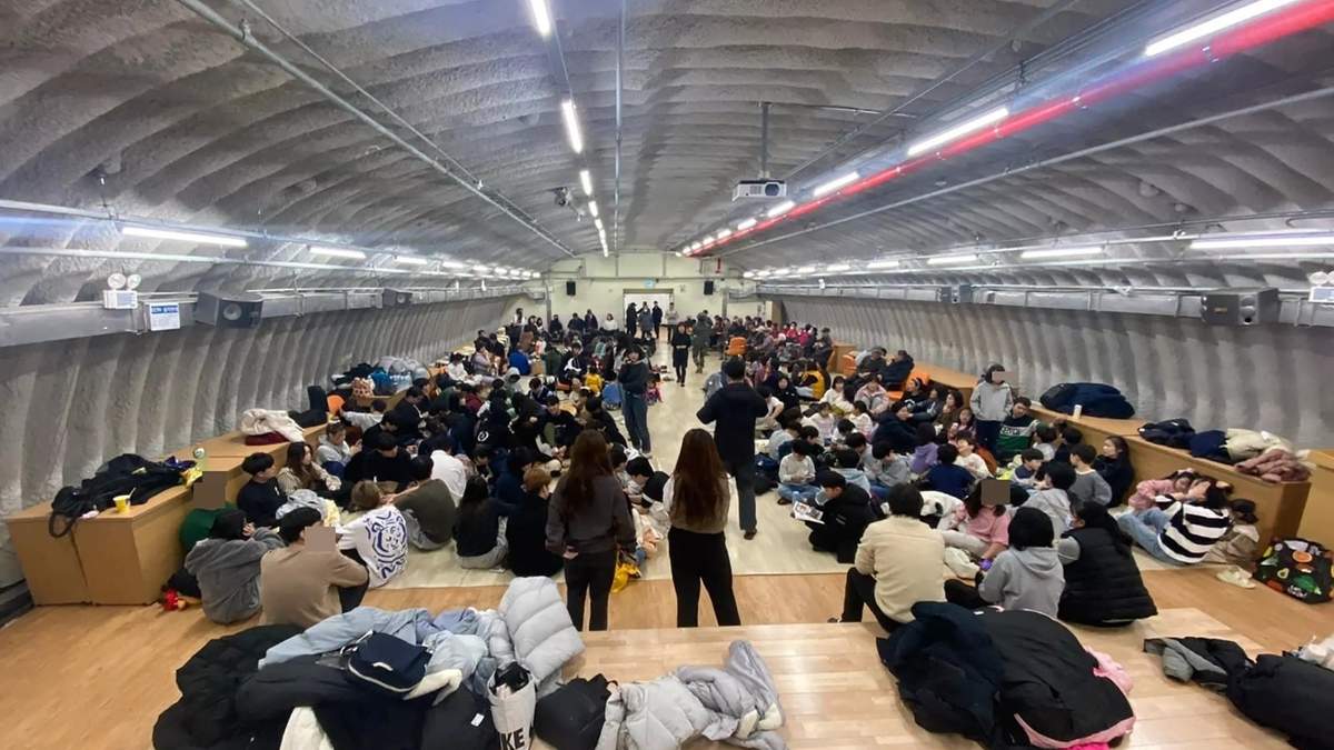 Residentes surcoreanos se trasladan hacia la isla Yeonpyeong, después de que Corea del Norte disparó una andanada de fuego de artillería