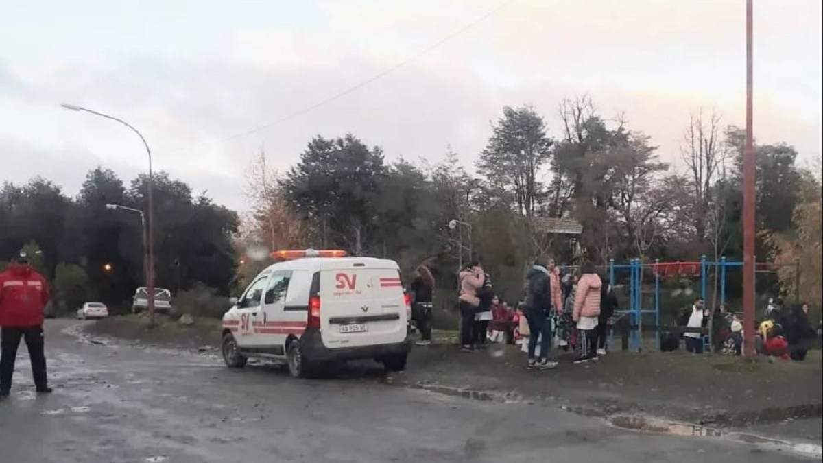 Evacuación de la Escuela N° 186. Fuente: (Diario Andino)