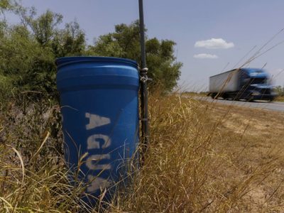 Desaparecen estaciones de agua para migrantes en el sur de Texas