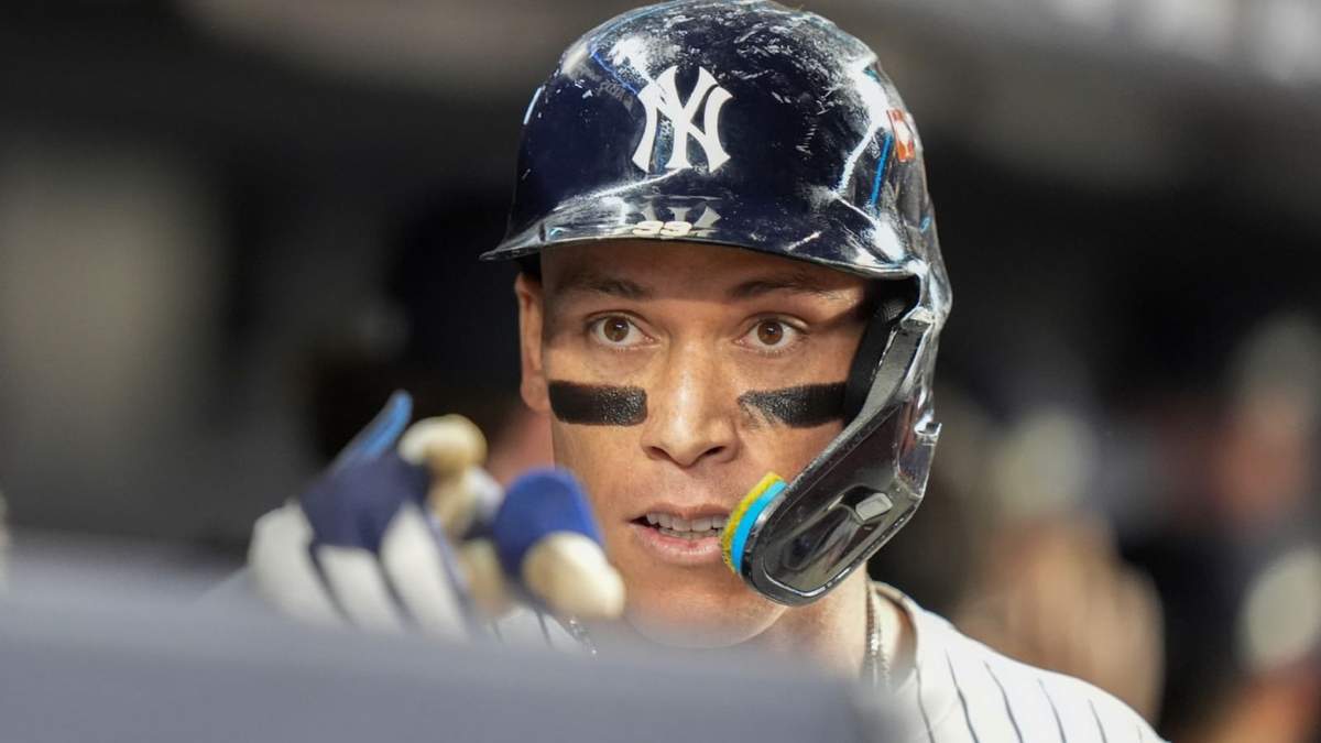Aaron Judge, de los Yankees de Nueva York, reacciona en el dugout tras conectar un jonrón de tres carreras contra los Azulejos de Toronto durante la cuarta entrada del tercer juego de la Serie Divisional de la Liga Americana