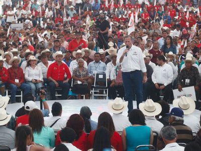 Entre quejas de campesinos, Meade dice que el triunfo de Santos "es una señal" de que ganará la elección