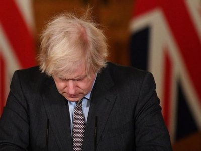 Boris Johnson asume "toda la responsabilidad" por las 100 mil muertes en Reino Unido