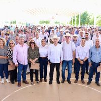 Con apoyos para el campo, salud especializada y becas, Gobernador Durazo cumple a familias del sur