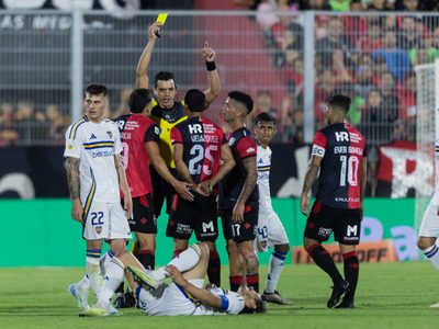 Insólito: la voz del estadio de Newell’s explotó contra el árbitro en medio del partido con Boca
