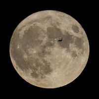 Científicos confirman hallazgo de cueva en la Luna que podría alojar a astronautas futuros