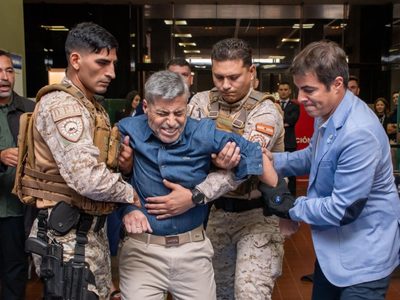 El ministro de Seguridad de Córdoba probó un guante eléctrico para reducir delincuentes