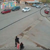 Tiró a una mujer en plena calle para robarle y los vecinos de Centenario lo atraparon