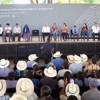 AMLO se compromete a garantizar el abasto de medicinas y a rehabilitar hospitales