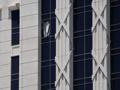Hombre toma a una rehén y se atrinchera en un cuarto del Caesars Palace, desde donde arrojó objetos