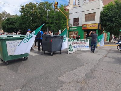 El reclamo de enfermeros del Castro Rendón que derivó en un corte de calles en pleno centro