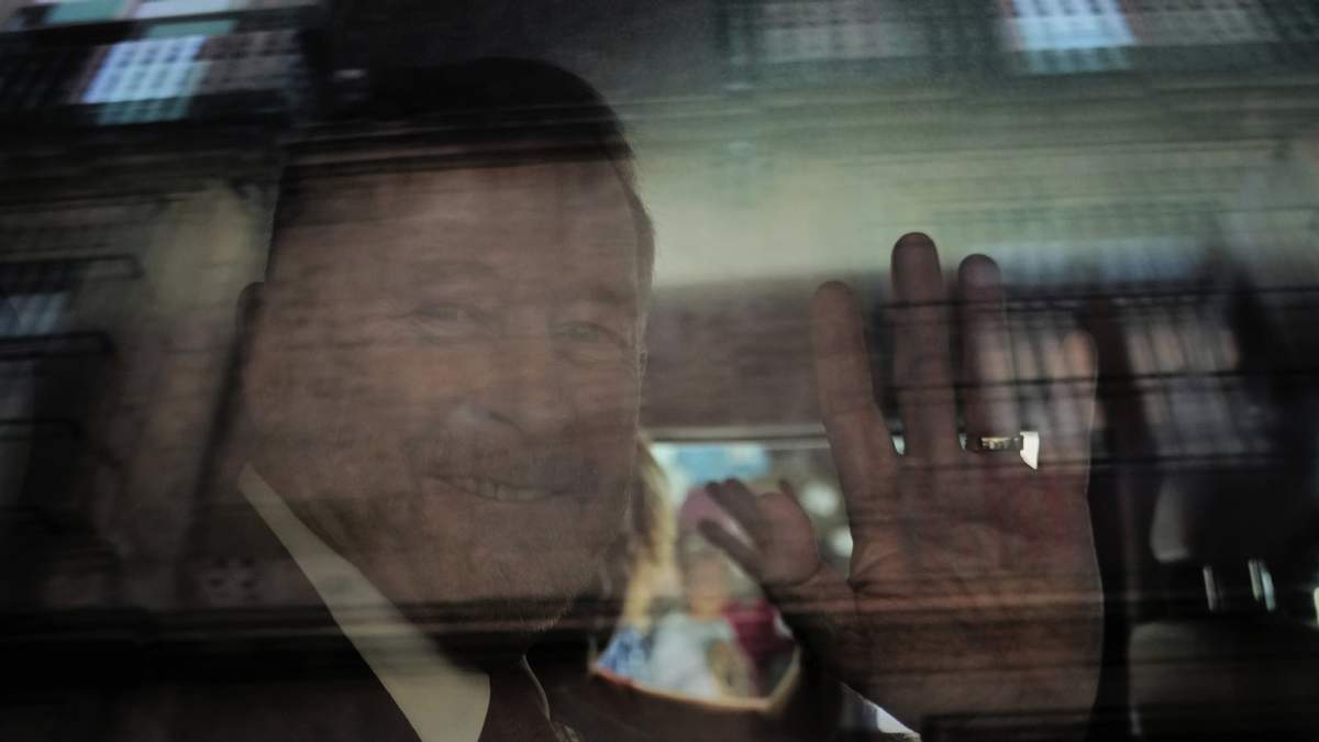 Johnson saluda desde el interior de un vehículo a su salida del Palacio Nacional tras un encuentro con la presidenta Claudia Sheinbaum este lunes