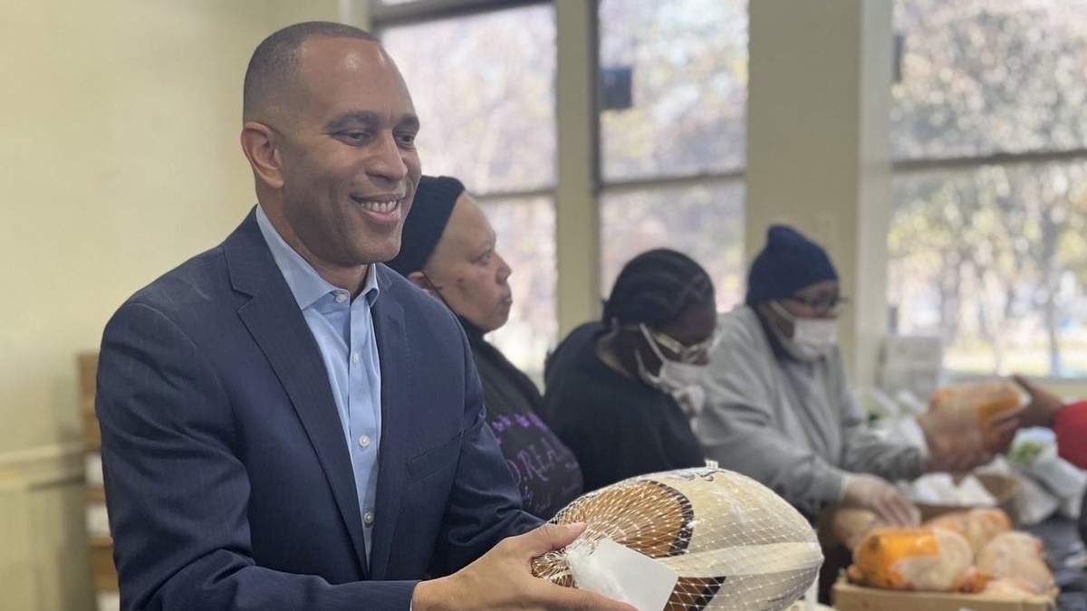 El congresista Hakeem Jeffries entrega pavos el Día de Acción de Gracias, el 24 de noviembre de 2022