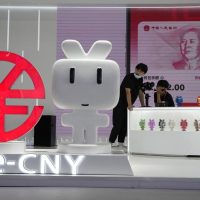 Yuan chino cae en picada tras aumento de tasas en Estados Unidos
